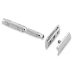 Compact_travel_DE_safety_razor_with_3-in-1_design