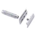Compact_travel_DE_safety_razor_with_3-in-1_design