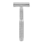 Compact_travel_DE_safety_razor_with_3-in-1_design