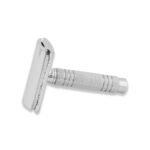 Compact_travel_DE_safety_razor_with_3-in-1_design